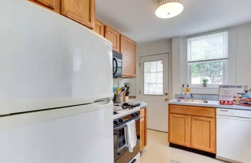 Old Town West Apartment | Spacious 2BR 2Level Apt - Walkable to metro!