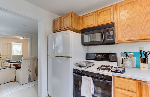 Old Town West Apartment | Spacious 2BR 2Level Apt - Walkable to metro!