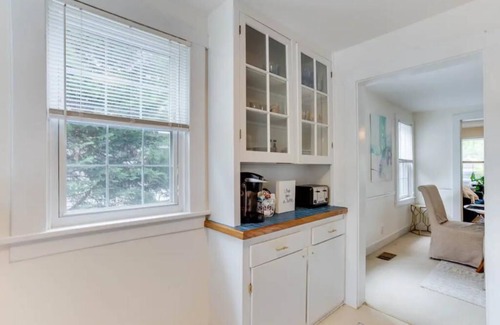 Old Town West Apartment | Spacious 2BR 2Level Apt - Walkable to metro!