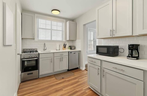 Skokie Apartment | Spacious 2BR Close to it All - Chic Apt in Skokie