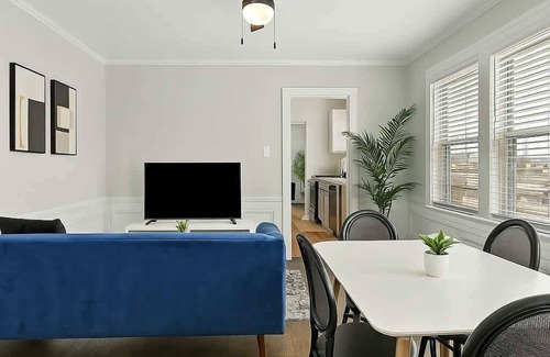 Skokie Apartment | Spacious 2BR Close to it All - Chic Apt in Skokie