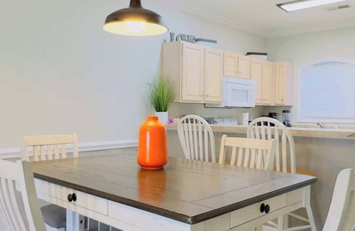 Central Myrtle Beach Apartment | Spacious 2BR Condo | First Floor Retreat