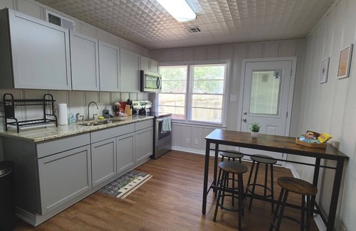 Temple House | Spacious 2BR Duplex | Near Baylor Scott & White