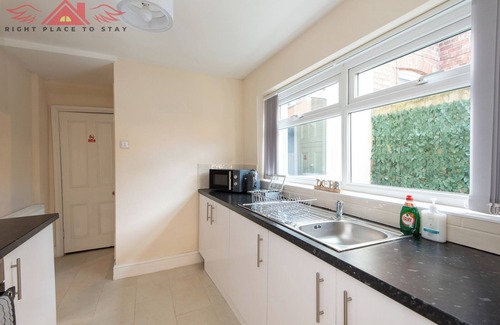 Darlington House | Spacious 2BR for Contractors with WiFi + Parking