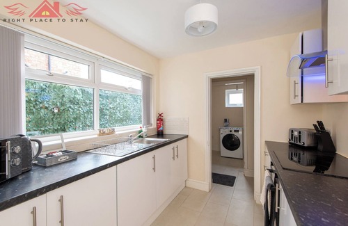 Darlington House | Spacious 2BR for Contractors with WiFi + Parking