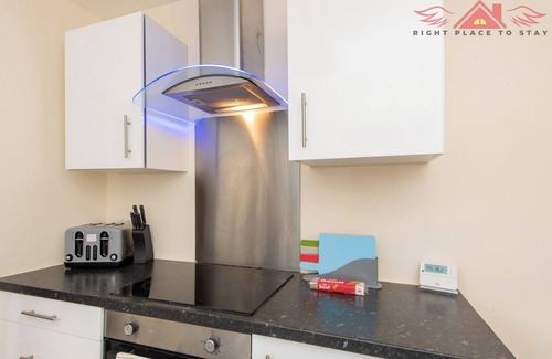 Darlington House | Spacious 2BR for Contractors with WiFi + Parking