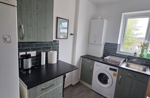 Langley Marish Apartment | Spacious 2BR | King Bed & Twin Setup in Slough