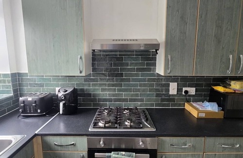 Langley Marish Apartment | Spacious 2BR | King Bed & Twin Setup in Slough