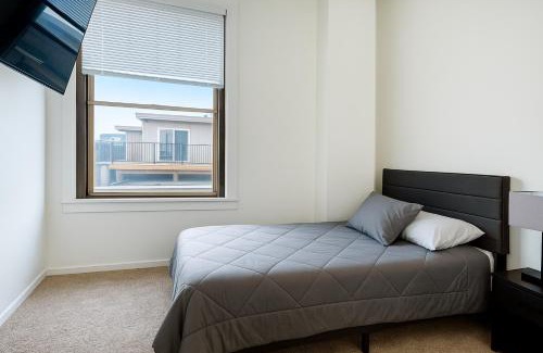 Downtown Cleveland Apartment | Spacious 2BR Loft - near CSU, Playhouse, Progressive field, R&R Hall of Fame - Gym & Sauna