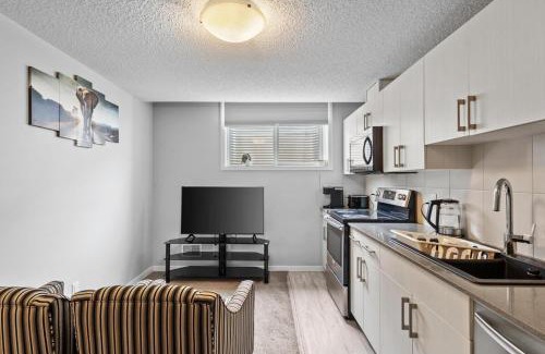 Southwest Edmonton Apartment | Spacious 2BR Suite - SW Edmonton