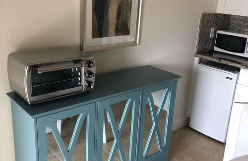 Alice Town Apartment | Spacious 2nd floor studio, sleeps up to 5, unit# 32622