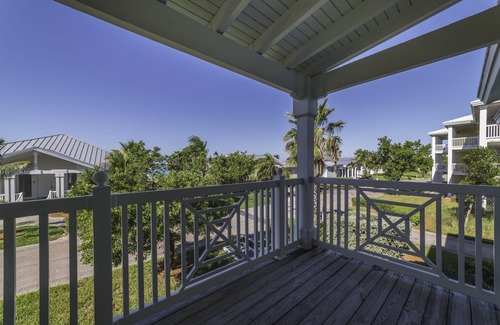 Alice Town Apartment | Spacious 2nd floor studio, sleeps up to 5, unit# 32622