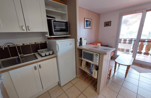Mont-de-Lans Apartment | Spacious 2P with balcony, close to slopes, pets allowed
