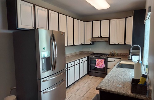 Daly City House | Spacious 3 bdrm, 8 beds, 2 baths w/full kitchen