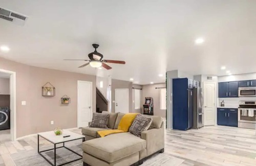 Paradise Valley Village House | Spacious 3 Bed/3 Bath 2500sqft | Newly Remodeled