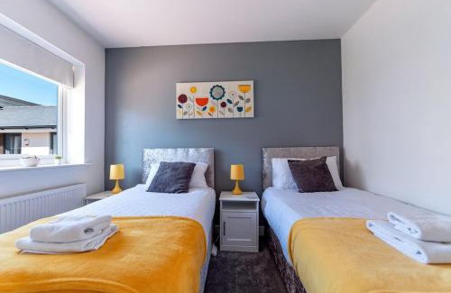 Peterborough House | Spacious 3 bed, 3bath - Perfect for contractors - Private Parking -Sleeps 6