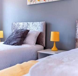 Peterborough House | Spacious 3 bed, 3bath - Perfect for contractors - Private Parking -Sleeps 6