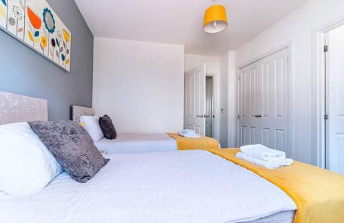 Peterborough House | Spacious 3 bed, 3bath - Perfect for contractors - Private Parking -Sleeps 6