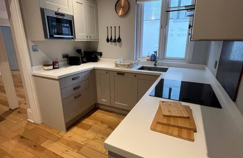 London Borough of Hounslow House | Spacious 3 Bed Entire Home, 15mins to Central London - Garden & Train Station