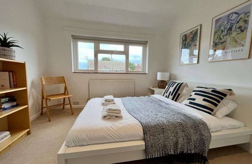Cambridge House | Spacious 3 bed family home with garden and parking