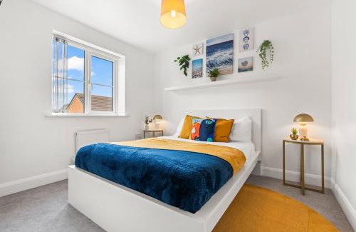 Brierley Hill House | Spacious 3-Bed Home, Parking, Garden, Sleeps 7