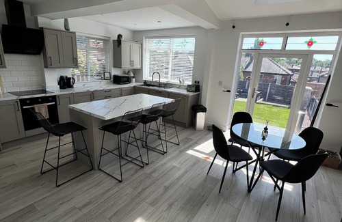 Salford House | Spacious 3 Bed Home in Salford