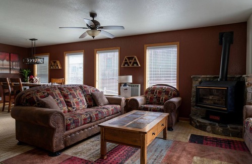 Ouray Condo | Spacious 3-Bed Retreat in Ouray: Family Comfort & Convenience Await | Sleeps 8
