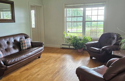 Queens County House | Spacious 3 bedroom pet friendly country home, with a large back yard.
