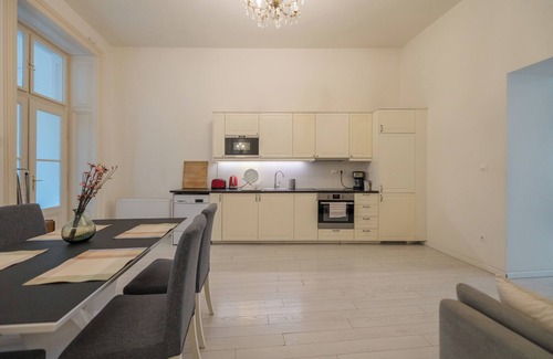 Terezvaros Apartment | Spacious 3 bedroom, 3 ensuite bathroom elegant apartment near the Opera House