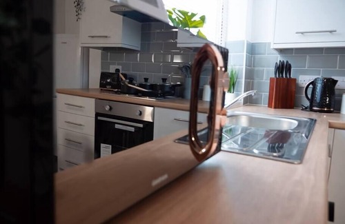 Leeds House | Spacious, 3 bedroom, 4 bed Townhouse | Close to city centre | FREE Parking