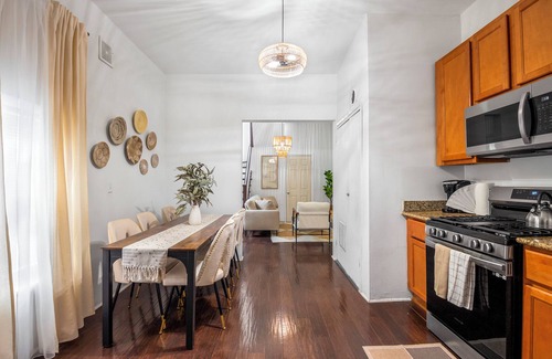 Lakeview Apartment | Spacious 3-bedroom apartment 5 min from Wrigleyville