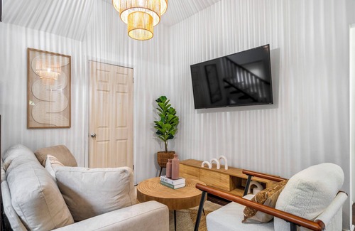 Lakeview Apartment | Spacious 3-bedroom apartment 5 min from Wrigleyville