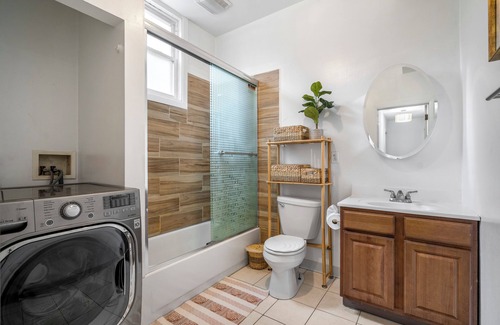Lakeview Apartment | Spacious 3-bedroom apartment 5 min from Wrigleyville