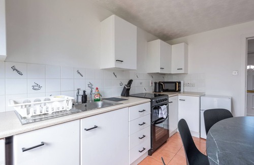 New Lodge House | Spacious 3-bedroom home in central Belfast—walk to Cathedral Quarter, shops, restaurants & Titanic Belfast. Sleeps 6, perfect for families, work trips or short stays. Fast WiFi, full kitchen & cozy living room.