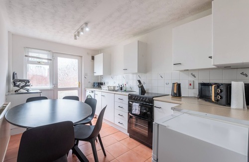 New Lodge House | Spacious 3-bedroom home in central Belfast—walk to Cathedral Quarter, shops, restaurants & Titanic Belfast. Sleeps 6, perfect for families, work trips or short stays. Fast WiFi, full kitchen & cozy living room.
