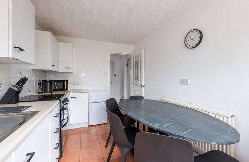 New Lodge House | Spacious 3-bedroom home in central Belfast—walk to Cathedral Quarter, shops, restaurants & Titanic Belfast. Sleeps 6, perfect for families, work trips or short stays. Fast WiFi, full kitchen & cozy living room.