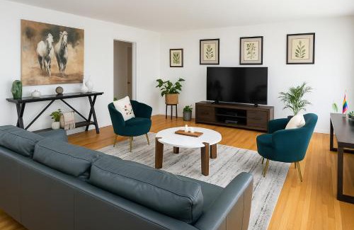 Montebello House | Spacious 3 Bedroom Home Near LA Close to Disneyland, Universal, Free Parking and Yard