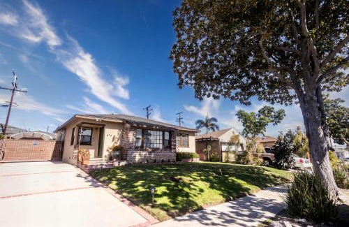 Montebello House | Spacious 3 Bedroom Home Near LA Close to Disneyland, Universal, Free Parking and Yard