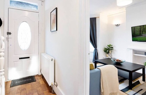 Northfleet Apartment | Spacious 3 bedroom house with bathroom and a downstairs shower room.
