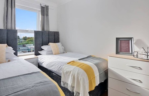 Northfleet Apartment | Spacious 3 bedroom house with bathroom and a downstairs shower room.