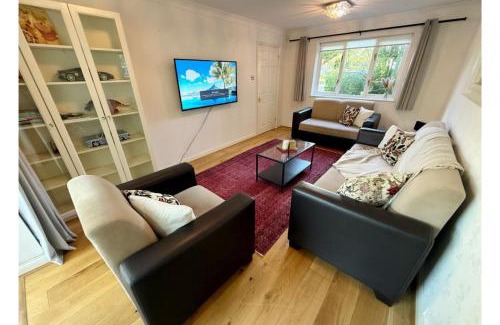 Brownswood Apartment | Spacious 3-Bedroom House with Garden and Parking