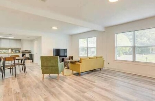 Mobile House | Spacious 3 Bedroom in midtown Mobile, AL