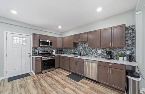 Cleveland House | Spacious 3 Bedroom Near Downtown