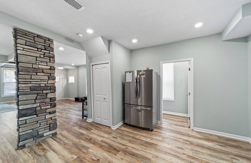 Cleveland House | Spacious 3 Bedroom Near Downtown