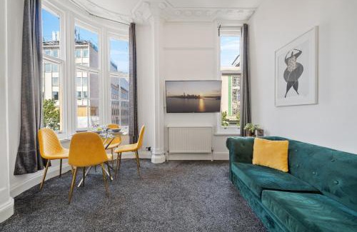 City of Westminster Apartment | Spacious 3-Bedroom Residence in Exclusive Mayfair 7GC