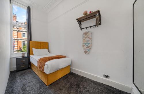 City of Westminster Apartment | Spacious 3-Bedroom Residence in Exclusive Mayfair 7GC