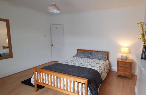 Gosport House | Spacious 3/db Seaside House