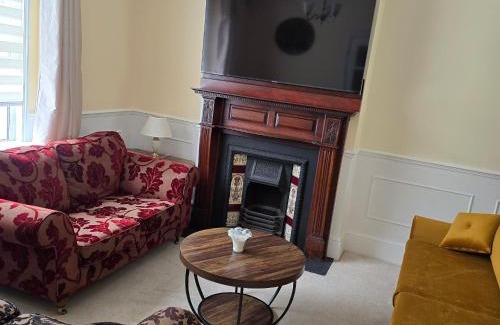 New Cross Apartment | Spacious 3 Double Bedroom Property in South East London