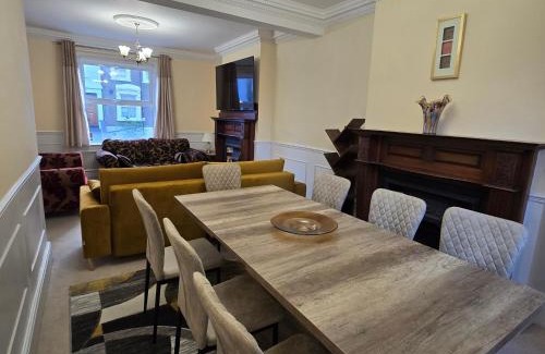 New Cross Apartment | Spacious 3 Double Bedroom Property in South East London