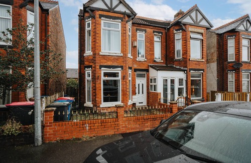 Salford House | Spacious 3-Bed House | Pool Table | Free Parking!